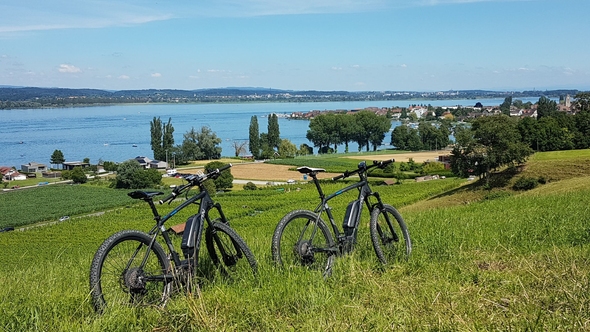 E-Bike mit Blick auf den See